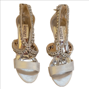 Badgley Mischka Women's Silver Heels Size 6.5 EUC